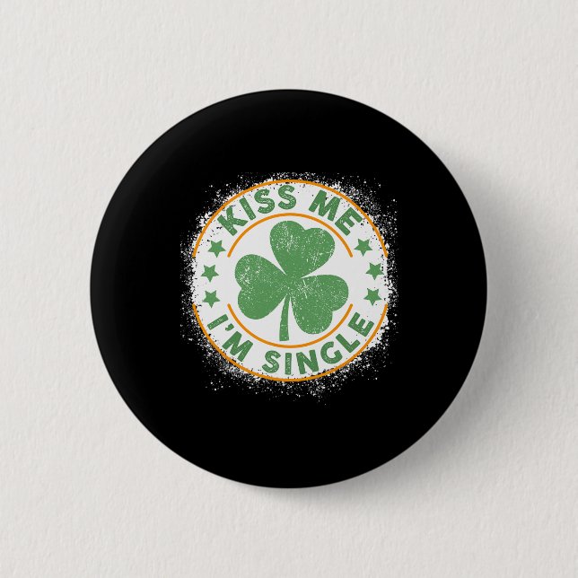 Küss mich, ich bin Single Lustiger St. Patrick's D Button (Vorderseite)