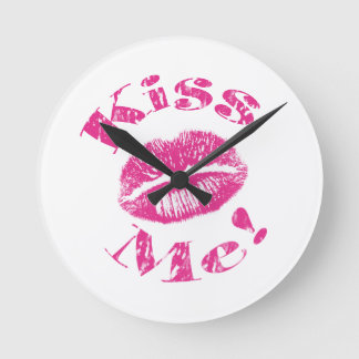 Küss mich! Rosa Lippen Runde Wanduhr