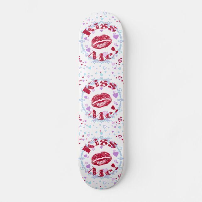 Küss mich! Rote Lippen mit Herz Skateboard (Vorderseite)