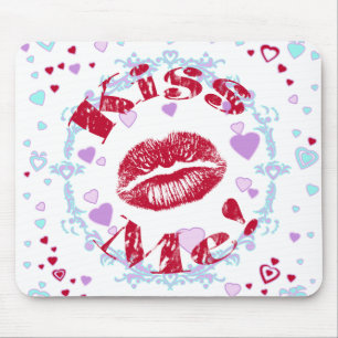 Küss mich! Rote Lippen mit Herzen Mousepad