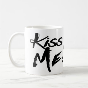 Küss mich Schwarz-Weiß-Liebeszitat Hochzeit Kaffeetasse