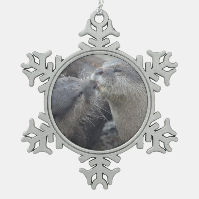 Küssen der Fluss-Otter Schneeflocken Zinn-Ornament (Vorderseite)