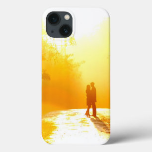 Küssen der Paare im Sonnenlicht iPhone 13 Hülle