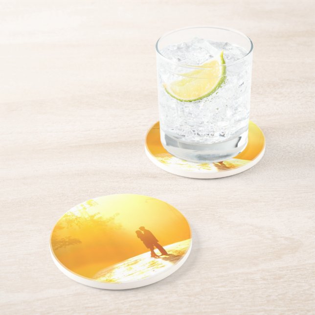 Küssen der Paare im Sonnenlicht Untersetzer (Seite)