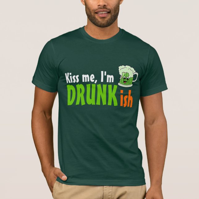 Küssen Sie mich, den ich Drunkish bin T-Shirt (Vorderseite)