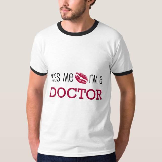 Küssen Sie mich, den ich ein DOKTOR bin T-Shirt (Vorderseite)