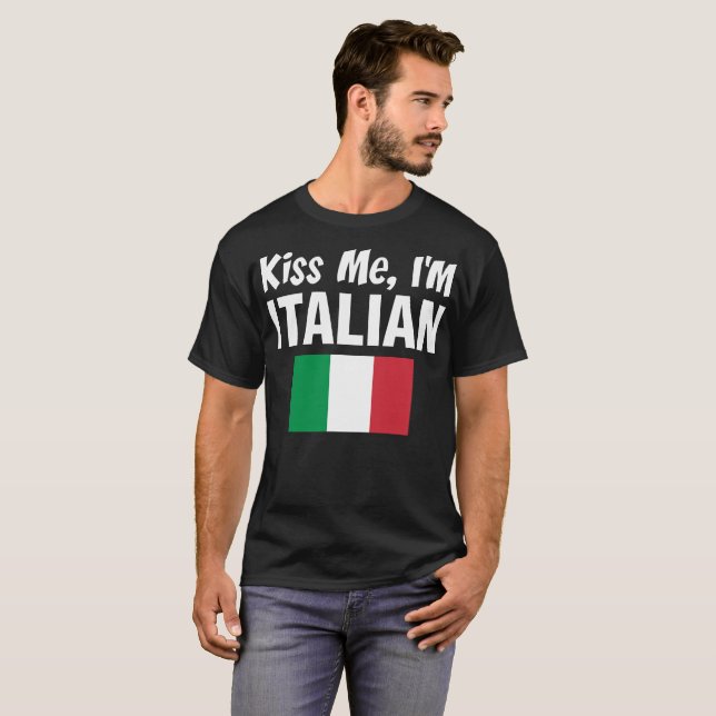 Küssen Sie mich, den ich italienisches T-Shirt bin (Vorne ganz)