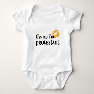 Küssen Sie mich, den ich protestierend bin Baby Strampler