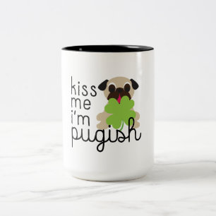 Küssen Sie mich, den ich Pugish St. Patricks Zweifarbige Tasse