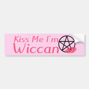Küssen Sie mich, den ich Wiccan bin Autoaufkleber