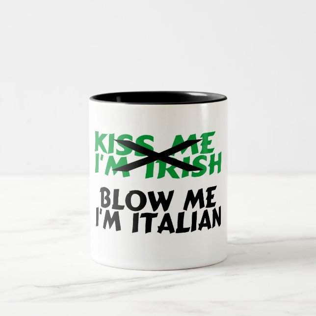 Küssen Sie mich Iren, den Im mich Italiener Im Zweifarbige Tasse (Mittel)
