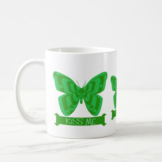 Küssen Sie mich irischer Schmetterling Kaffeetasse (Links)