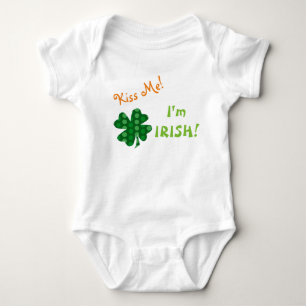 Küssen Sie mich irisches Punkt-Kleeblatt Baby Strampler
