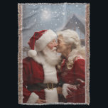 Küssen von Herrn und Frau Santa Claus Decke<br><div class="desc">Niedliches Foto vom Weihnachtsmann und seiner Ehefrau,  die sich im Schnee küssen</div>