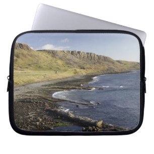 Küste bei Duntulm, Isle of Skye, Schottland, Verei Laptopschutzhülle