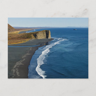 Küste mit schwarzem vulkanischem Sand am Strand Postkarte