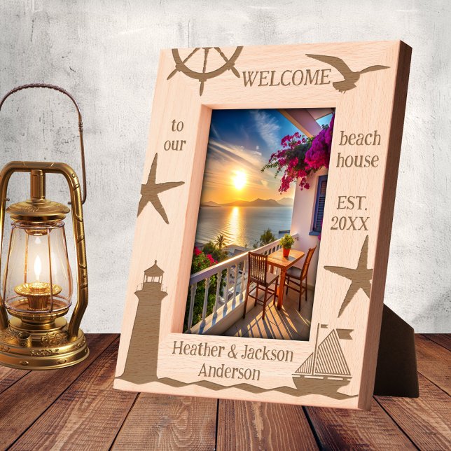 Küste Nautical Beach House Geätzte Rahmen (Beach house etched picture frame featuring a nautical design with sailboat, seagull and lighthouse)