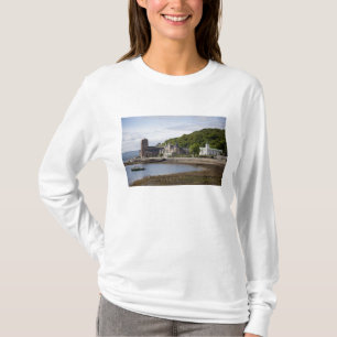 Küstenansicht mit historischen Gebäuden, Oban, T-Shirt