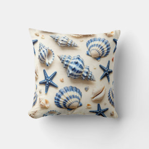 Küstengestaltung in Blau und Weiß mit Muscheln und Kissen