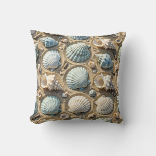 Küstengestaltung mit blauen und weißen Muscheln un Kissen