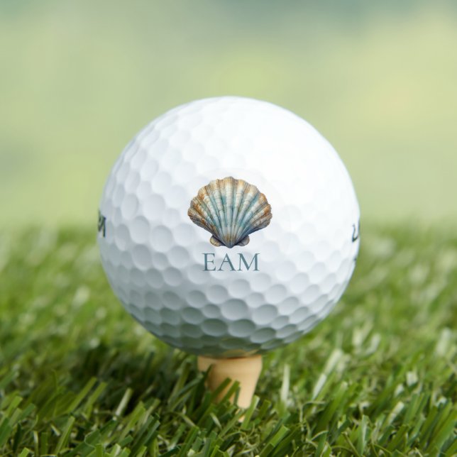 Küstengrüne Kammmuschel-Monogramm-Schale Golfball (Insitu T-Shirt)