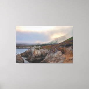 Küstenlandschaft mit Nebel bei Sonnenaufgang Leinwanddruck