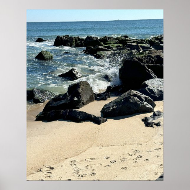 Küstenlinie mit Felsen- und Wellenposter Poster (Vorne)
