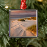 Küstenlinie | Saltum Beach, Dänemark Ornament Aus Metall<br><div class="desc">Dieses phantastische Getty Images Foto verfügt über Saltum Beach, Dänemark. Der Strand ist einer der besten in Europa mit kilometerlangen weißen, sehr feinen Sand und Dünen. Er ist ebenfalls sehr breit und man kann sein Auto am Strand abstellen. Es erstreckt sich über etwa 21 km und hat ausgezeichnete Bedingungen für...</div>