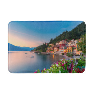 Küstenlinie Varenna, Lombardei, Italien Badematte