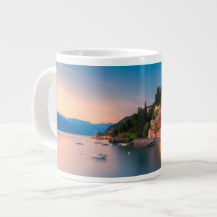 Küstenlinie Varenna, Lombardei, Italien Jumbo-Tasse