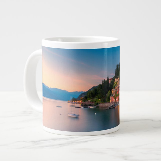 Küstenlinie | Varenna, Lombardei, Italien Jumbo-Tasse (Vorderseite Links)