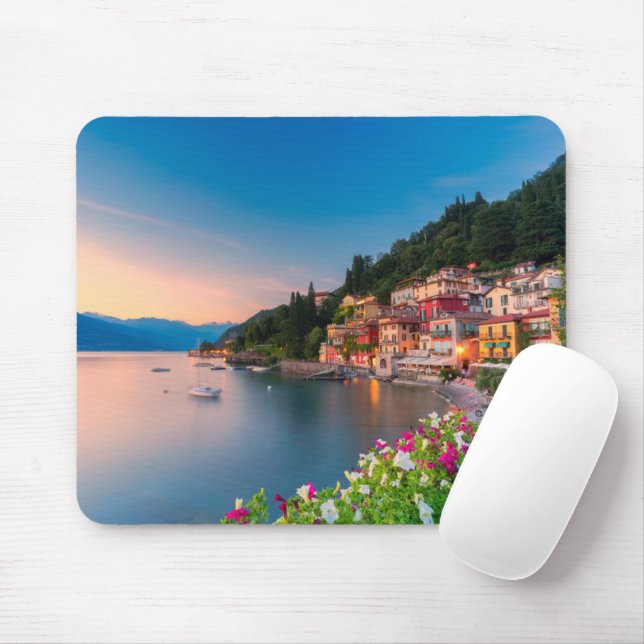Küstenlinie | Varenna, Lombardei, Italien Mousepad (Mit Mouse)