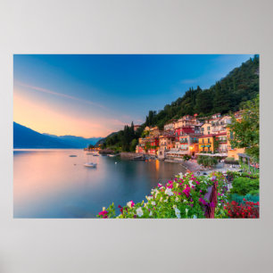 Küstenlinie   Varenna, Lombardei, Italien Poster