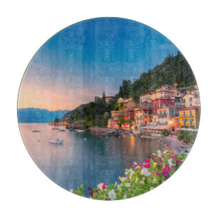 Küstenlinie Varenna, Lombardei, Italien Schneidebrett