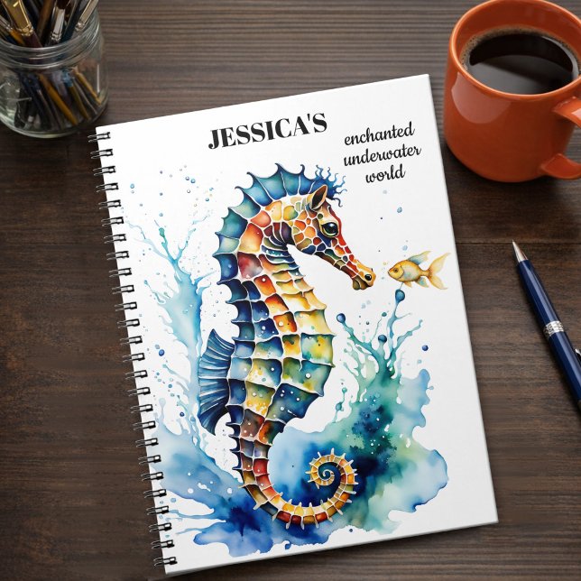 Küstenseepferdchen in Wasserfarben Notizblock (Enchanting watercolor spiral notebook featuring a colorful seahorse with cute fish)