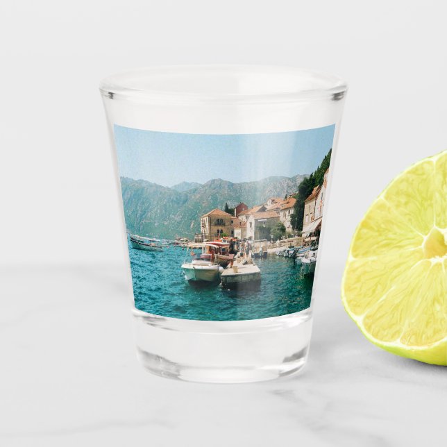 Küstenstadt Perast, Montenegro Schnapsglas (Vorderseite)