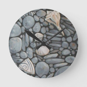 Küstenstrand Kiesel und Muscheln Malerei Druck Runde Wanduhr