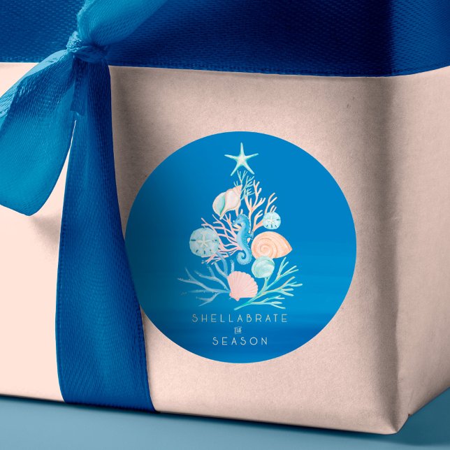 Küstenstrand Seashell Weihnachtsbaum Runder Aufkleber (Coastal Ocean Beach Seashell Christmas Tree Classic Round Sticker)