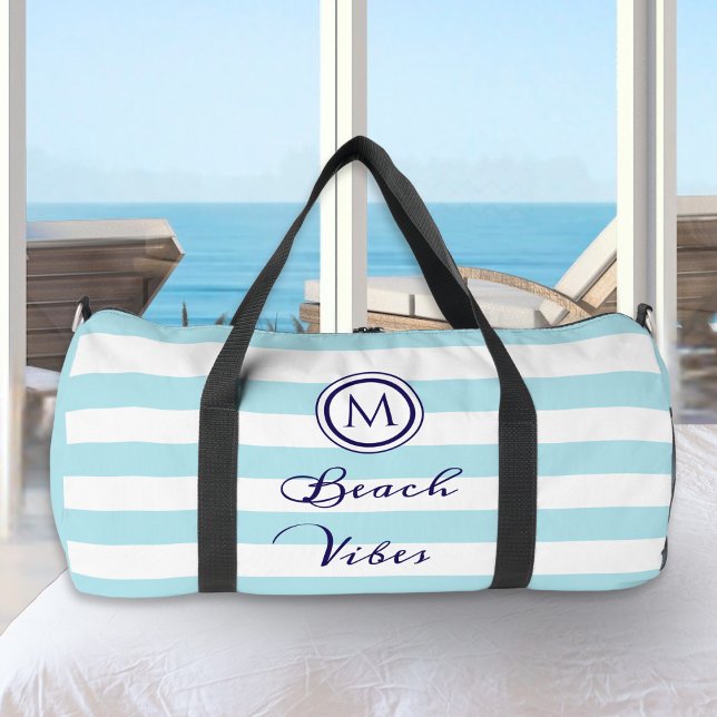 Küstenstrasse Vibe Nautical Stripes Mit Monogramm Duffle Bag (A monogrammed duffel bag in light blue and white striped design, with 'Beach Vibes' script caption)