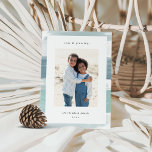 Küstenstreifen | Weihnachts-Foto Feiertagskarte<br><div class="desc">Die schicke Urlaubskarte im Stil der Küste verleiht Ihren Weihnachtsgrüßen einen nautischen Flair. Dieses elegante Foto eignet sich ideal für einen Urlaub oder für Familien, die in Küsten-, Tropen-, warmen Wetter- oder Inselregionen wohnen. Freuen Sie sich auf Ihr liebstes vertikales Foto mit einem Rand von Meeresfarben. Fügen Sie Ihre individuelle...</div>