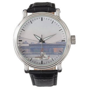 Küstenwachschiff nahe Brooklyn Bridge Armbanduhr