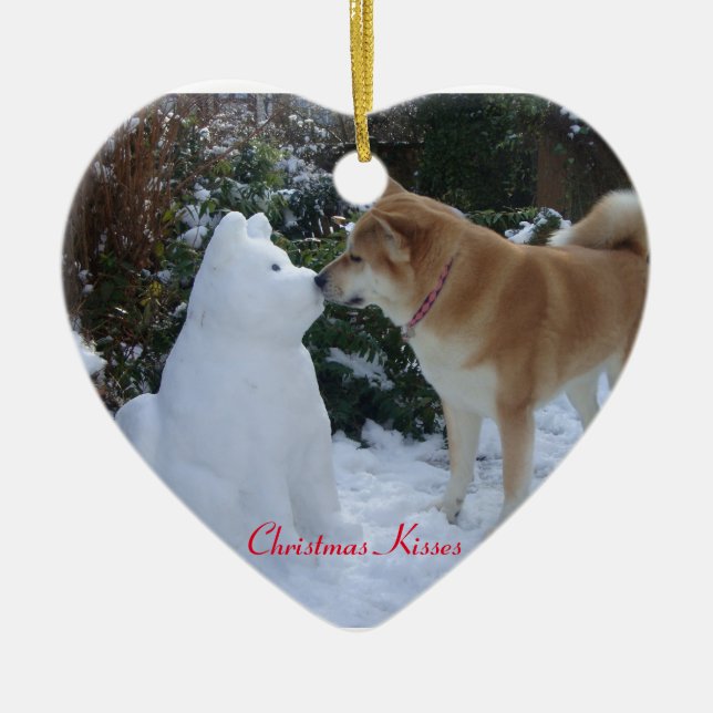 Kute Akita Kissing Snowman Akita Seasonfoto Keramikornament (Vorne)