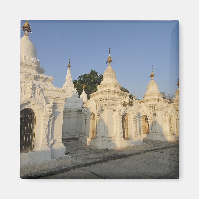 Kuthodaw Pagoda in Mandalay, bekannt als die Magnet (Vorne)