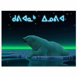 Kuvianak Innovia - EisEdge Polar Bear Fotoskulptur Magnet<br><div class="desc">Ein friedlicher Moment in der langen arktischen Nacht. Ein Eisbär Erholungen am Rand eines offenen Bereichs im Packeis. Die Nordlichter leuchten in der Ferne; helle Sterne blinken über dem Kopf. Inuktitut Text lesen, "Kuvianak Innovia" (ᑯ ᕕ ᐊ ᓇ ᓄ ᒃ ᐃ - frohe Weihnachten), in der Silbe, adoptiert durch den...</div>