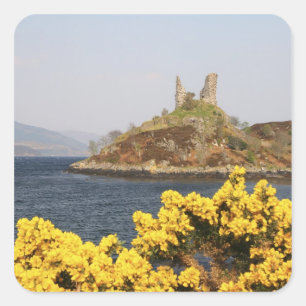 Kyleakin, Schottland. Die alten Ruinen von 2 Quadratischer Aufkleber