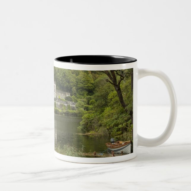 Kylemore Abbey, Landkreis Galway, Irland Zweifarbige Tasse (Rechts)
