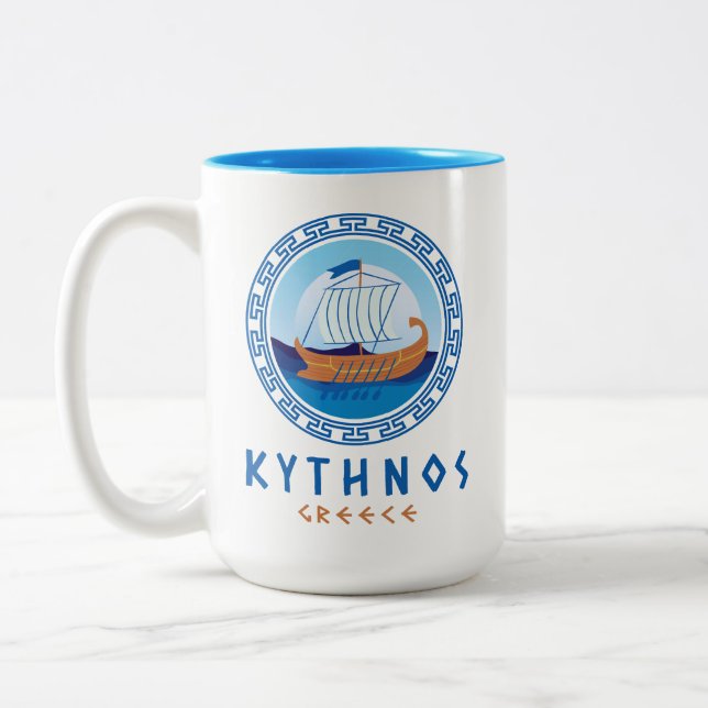 Kythnos, Griechenland, griechisches Schiffsdesign Zweifarbige Tasse (Links)