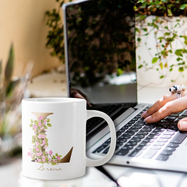 L Letter Gold Monogram | Rosa Kirschblüten Jumbo-Tasse (Von Creator hochgeladen)