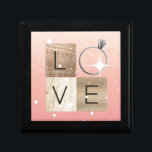 L-o-v-e Tiles Schmuckschachtel<br><div class="desc">Feiern Sie Liebe, Romantik und bevorstehende Nuptials mit diesem schönen Design, das mit Holzbuchstaben Fliesen und einer Verlobung Ring, um das Wort LIEBE zu buchstabieren.</div>