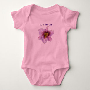 "L" steht für Lily Baby Strampler